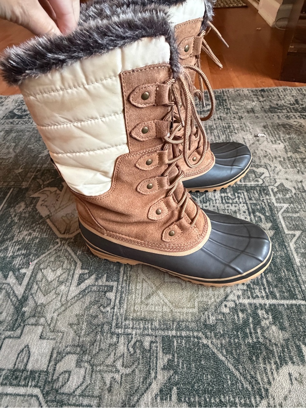 Khombu women’s Emily Winter Snow Boot size 9 cream and tan